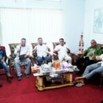 Suasana kekeluargaan saat audiensi BWI dipimpin Prof Dr H Kamarullah, SH, M.Hum dan Dr (Cand) Rasiam Bintang, MA di ruang kerja Direktur Perumda AMGP Kota Singkawang, H Suriandi, SP, Kamis (12/10/23).