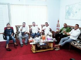 Suasana kekeluargaan saat audiensi BWI dipimpin Prof Dr H Kamarullah, SH, M.Hum dan Dr (Cand) Rasiam Bintang, MA di ruang kerja Direktur Perumda AMGP Kota Singkawang, H Suriandi, SP, Kamis (12/10/23).