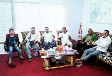 Suasana kekeluargaan saat audiensi BWI dipimpin Prof Dr H Kamarullah, SH, M.Hum dan Dr (Cand) Rasiam Bintang, MA di ruang kerja Direktur Perumda AMGP Kota Singkawang, H Suriandi, SP, Kamis (12/10/23).